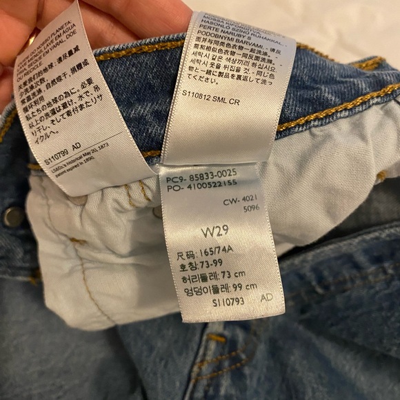 EUC Distressed Levi’s 501 Mid-Thigh Shorts - Picture 3 of 3